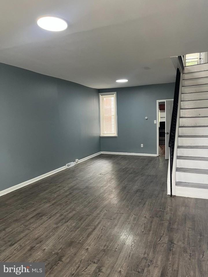 318 Powell St - Photo 3 of 22