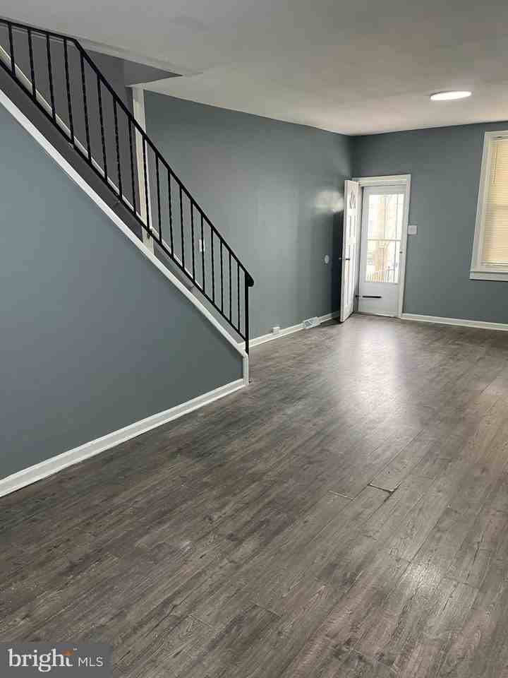 318 Powell St - Photo 4 of 22