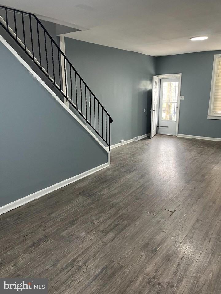 318 Powell St - Photo 5 of 22