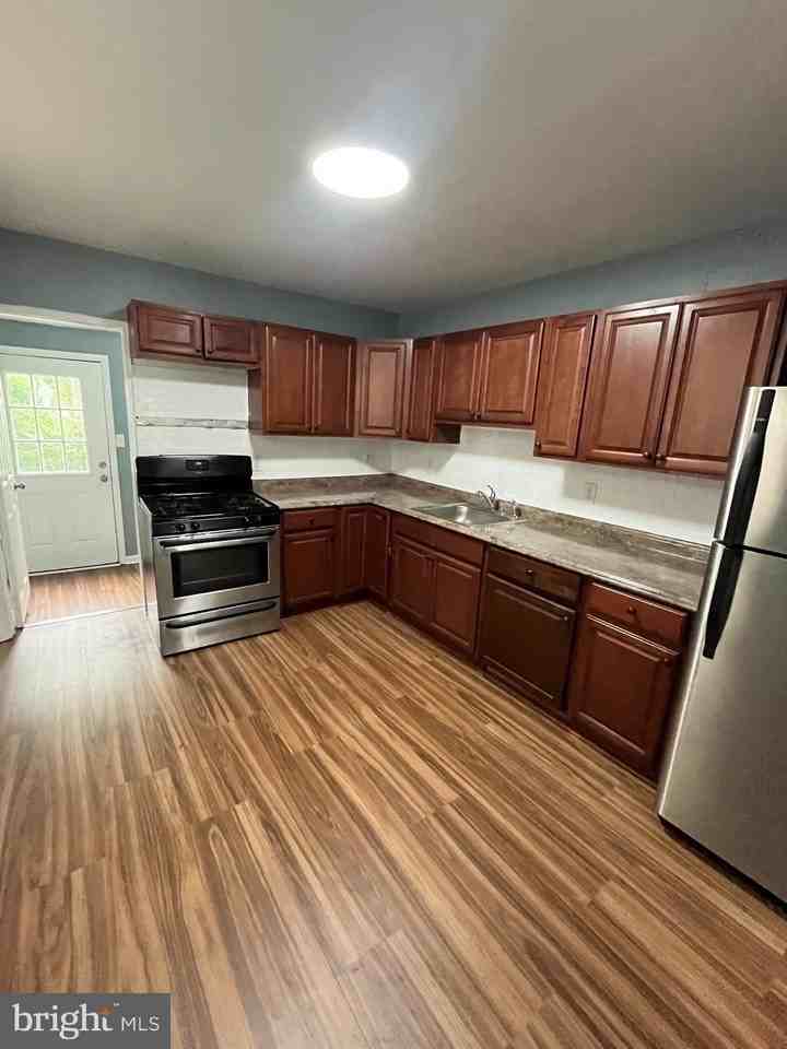 318 Powell St - Photo 6 of 22