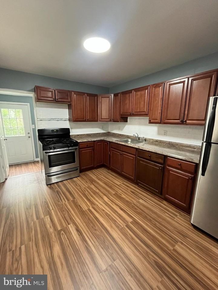 318 Powell St - Photo 7 of 22