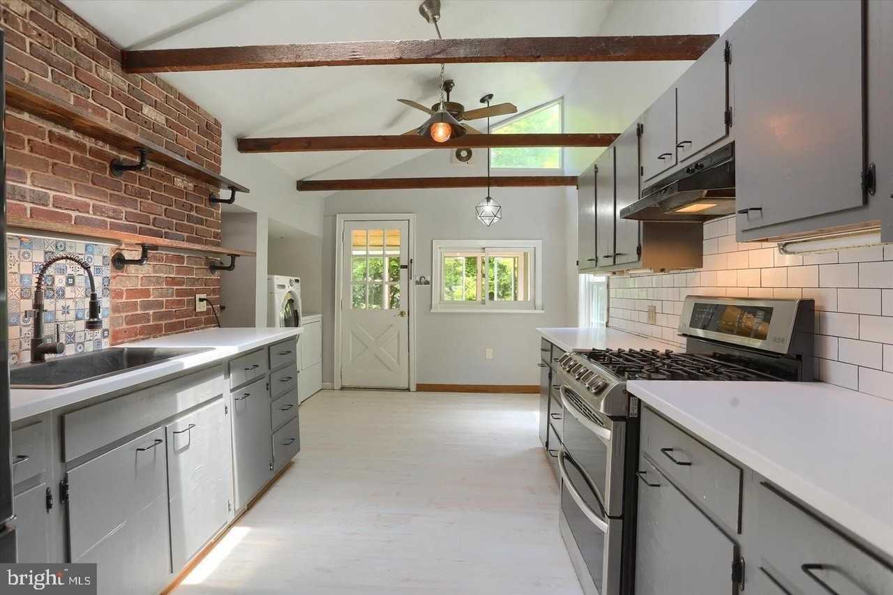 223 S Pitt St - Photo 3 of 11
