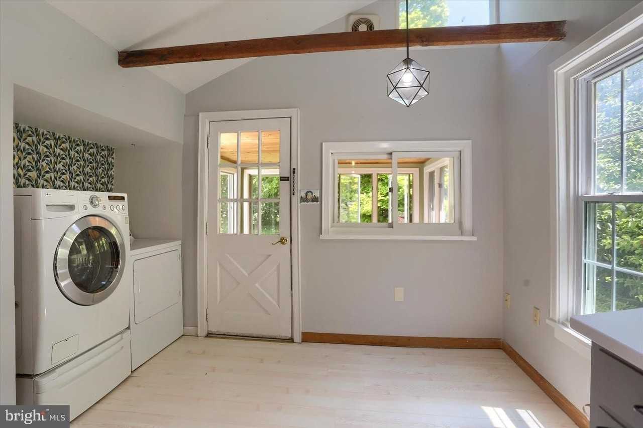 223 S Pitt St - Photo 4 of 11