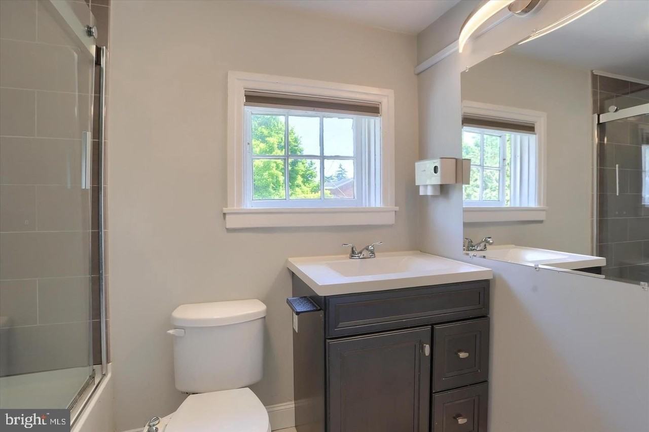 223 S Pitt St - Photo 5 of 11