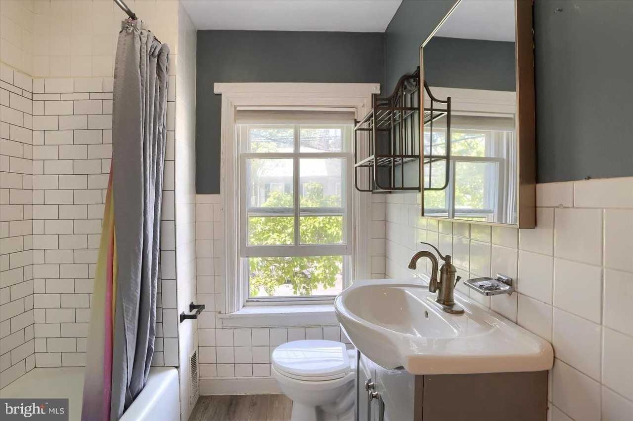 223 S Pitt St - Photo 6 of 11