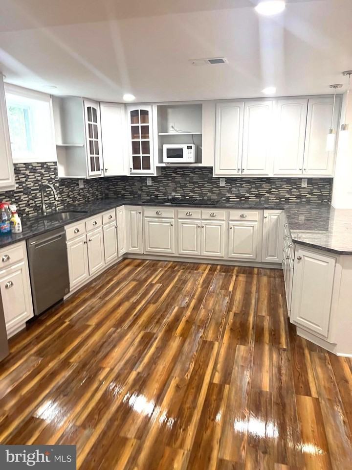 10504 Trowbridge Ct - Photo 4 of 28