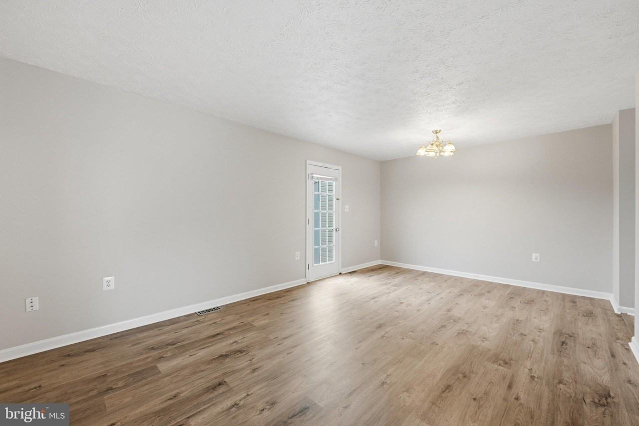 219 Surrey Club Ln - Photo 7 of 24