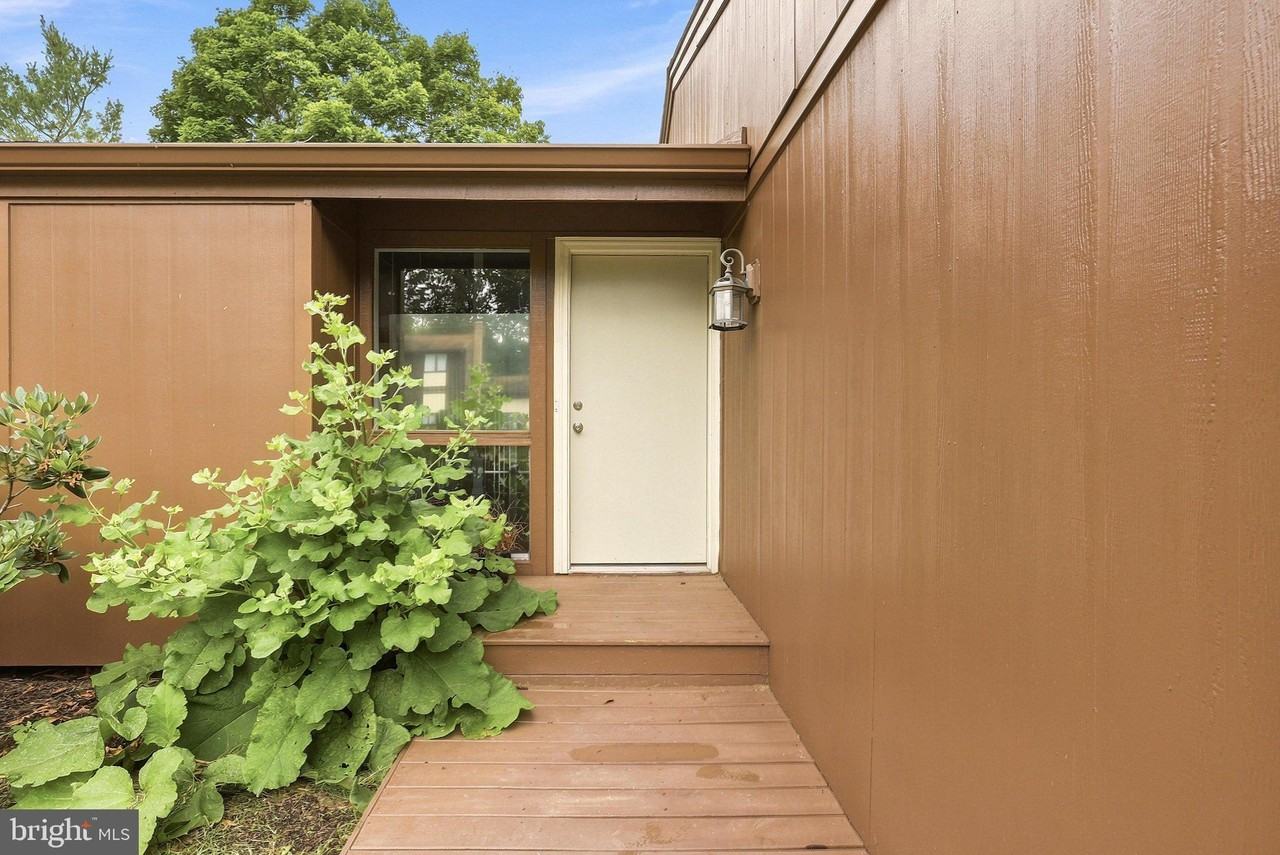 8811 Burbank Rd - Photo 5 of 50