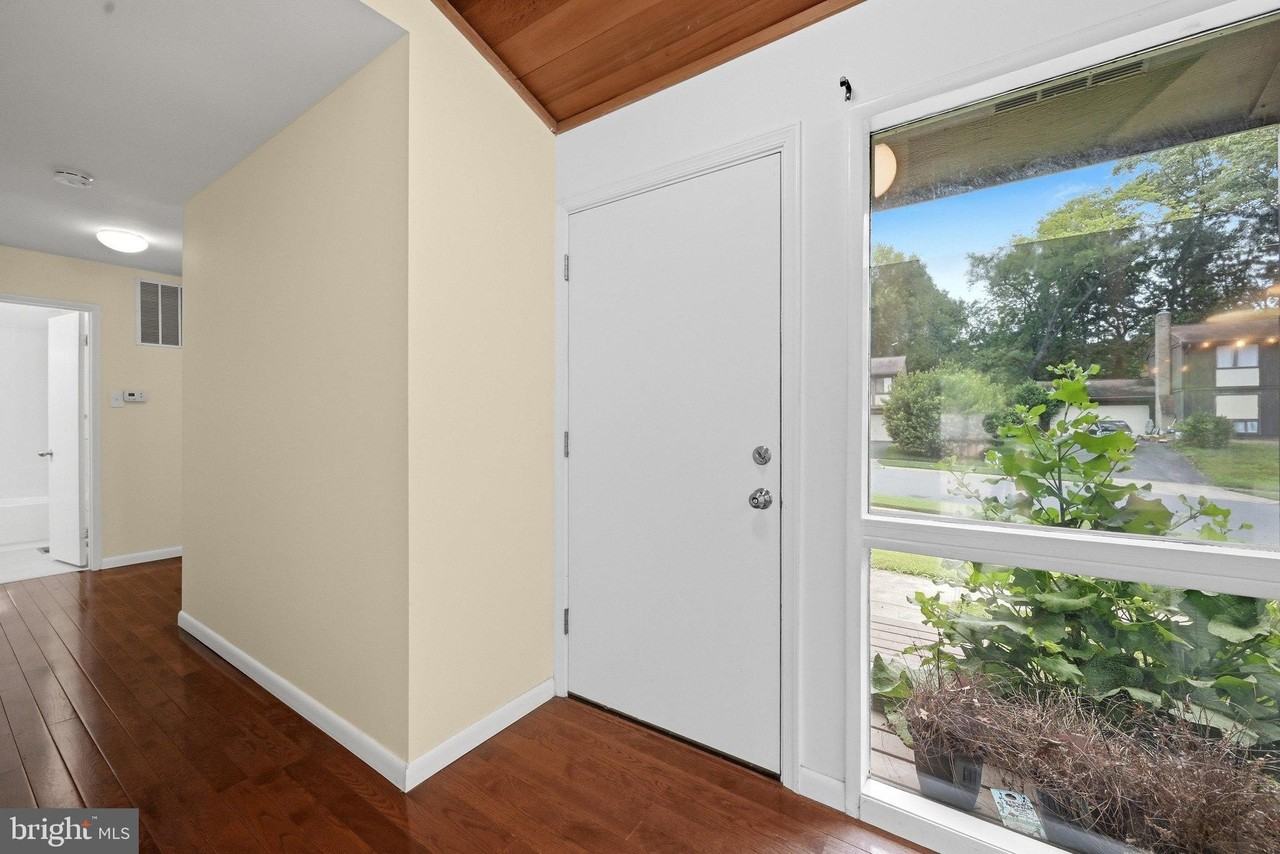8811 Burbank Rd - Photo 6 of 50