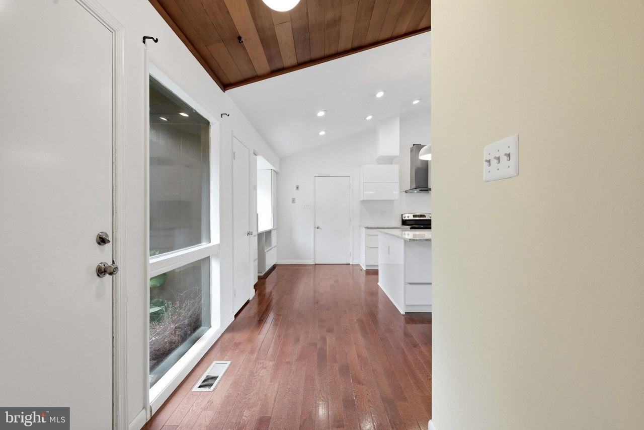 8811 Burbank Rd - Photo 7 of 50