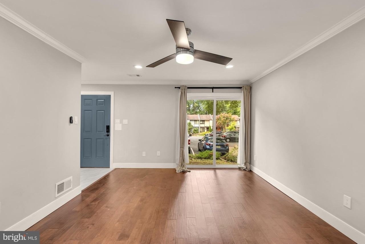 12138 Captiva Ct - Photo 2 of 33