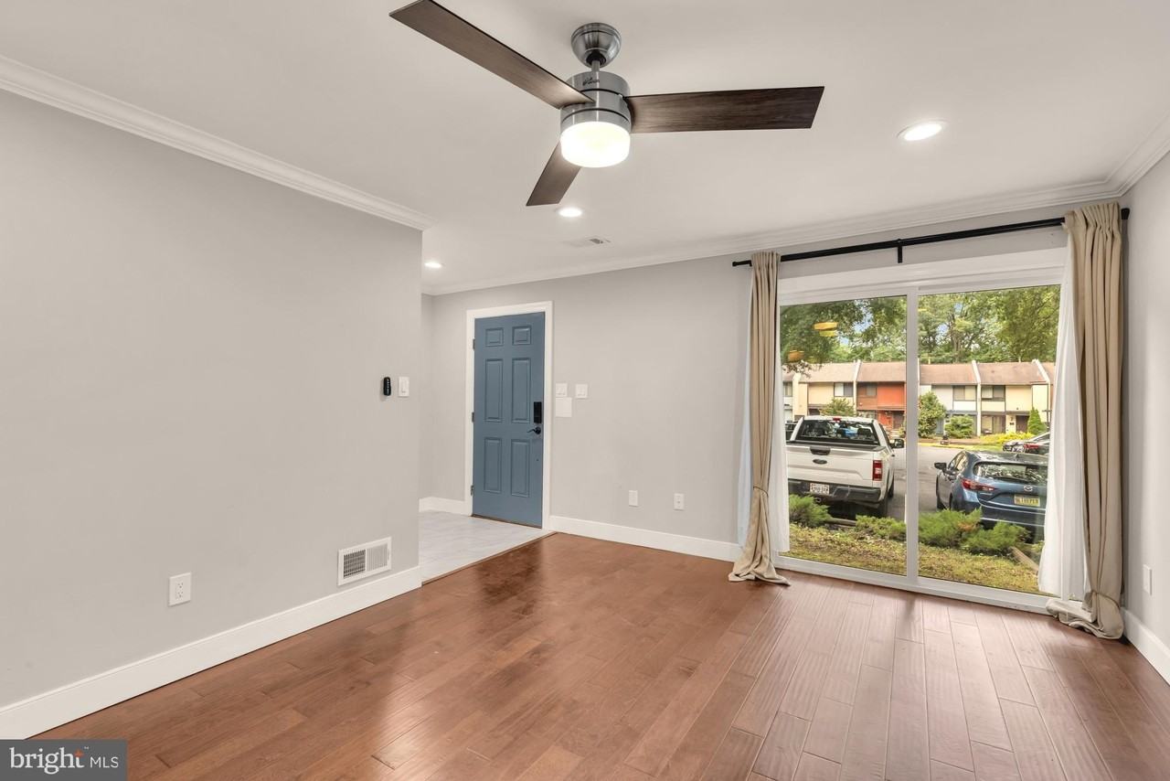 12138 Captiva Ct - Photo 3 of 33