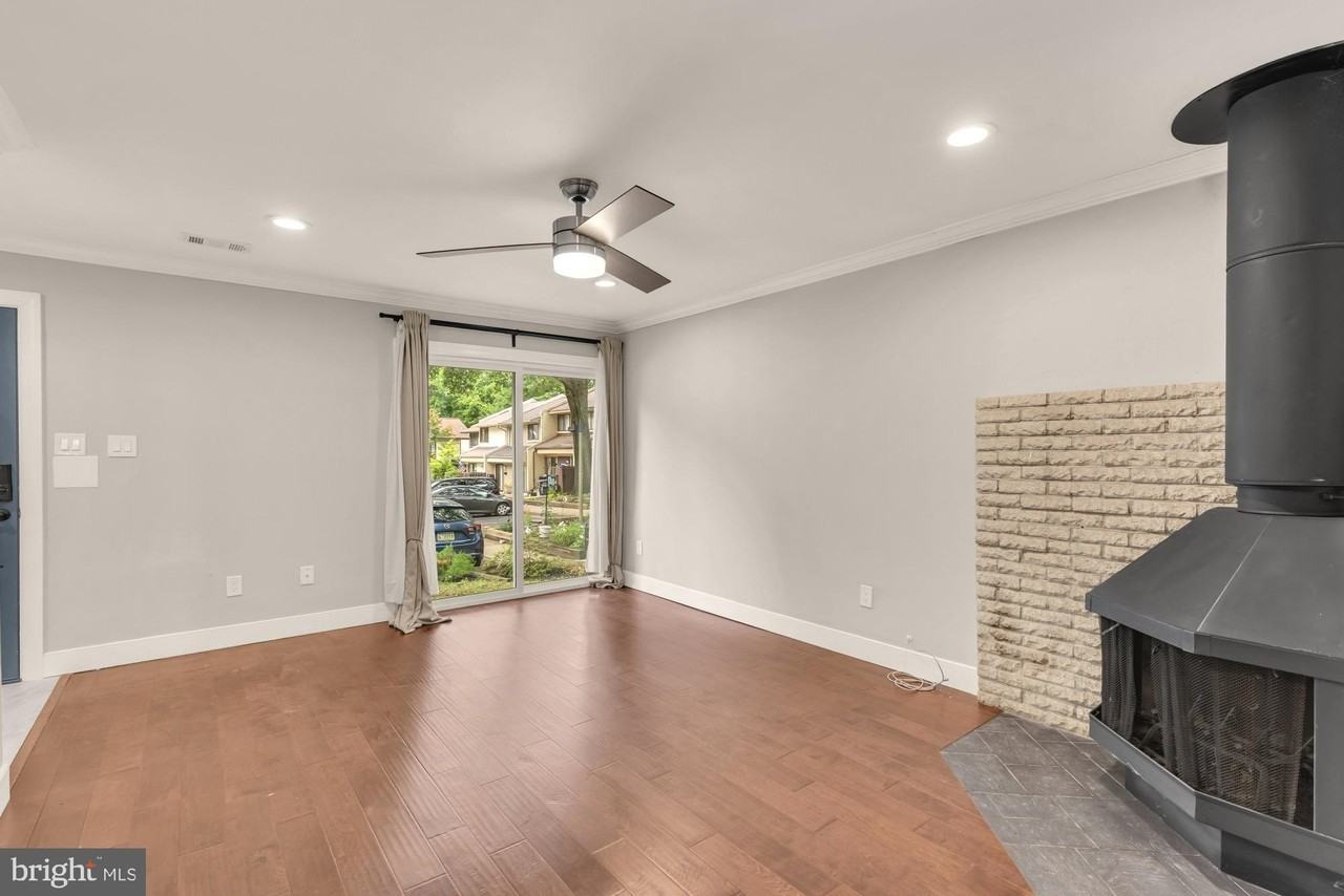 12138 Captiva Ct - Photo 4 of 33
