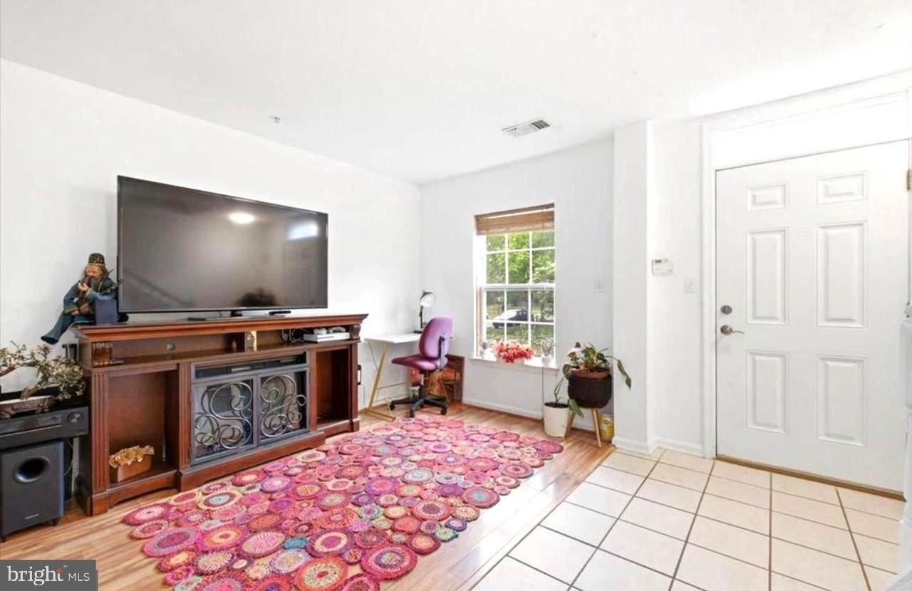21845 Jarvis Sq - Photo 3 of 26