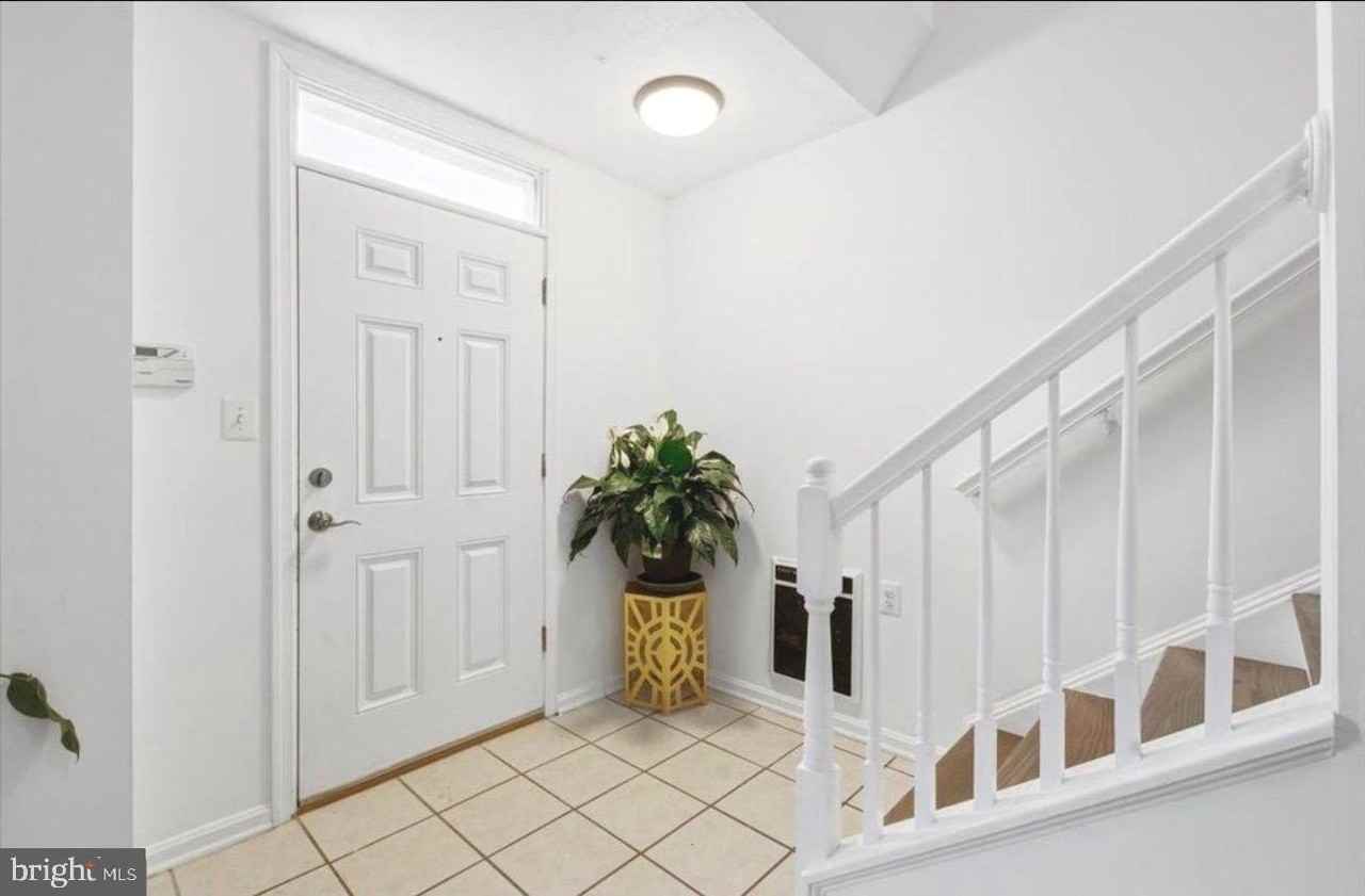 21845 Jarvis Sq - Photo 4 of 26
