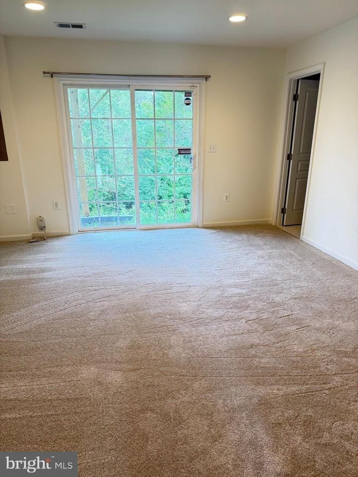 8267 Heritage Crossing Ct - Photo 4 of 18