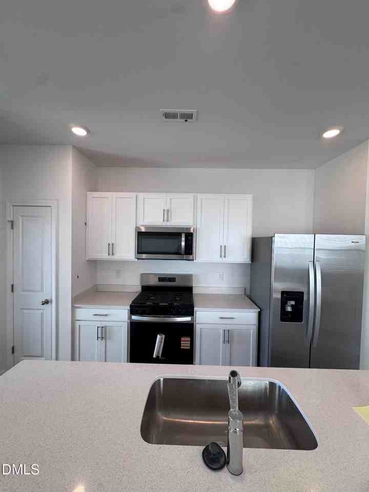123 Starlight St - Photo 4 of 30