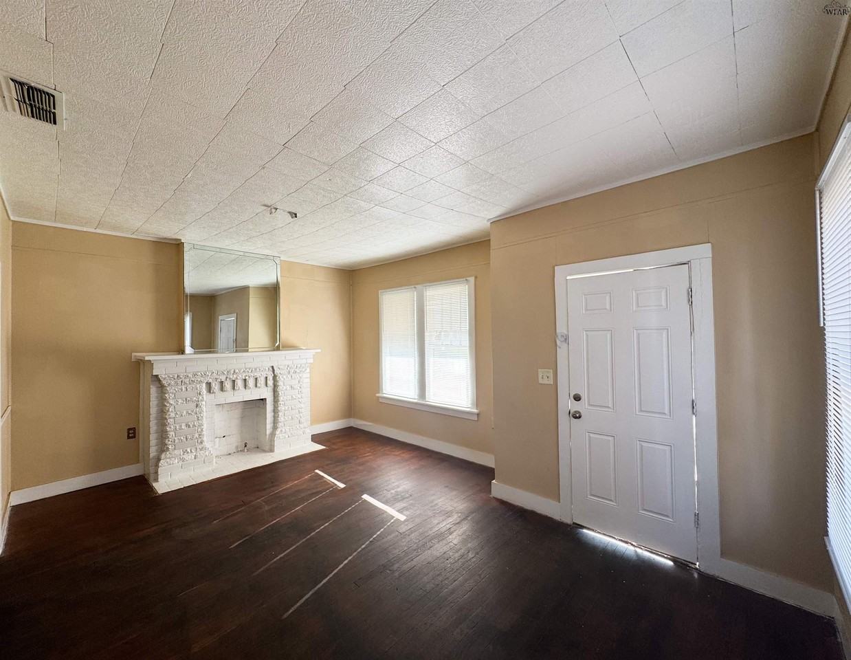 1913 Tilden St - Photo 2 of 10