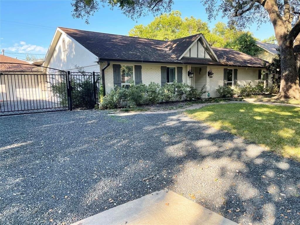 5616 Pine St - Photo 2 of 12