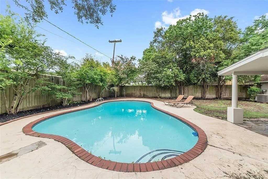 5616 Pine St - Photo 3 of 12