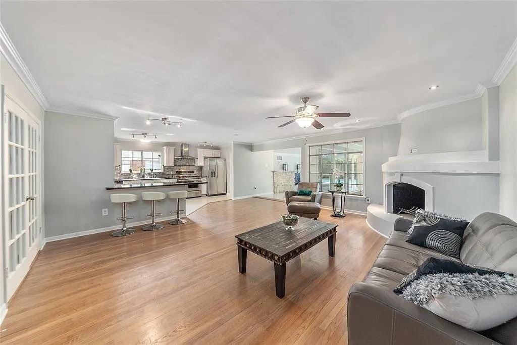5616 Pine St - Photo 4 of 12