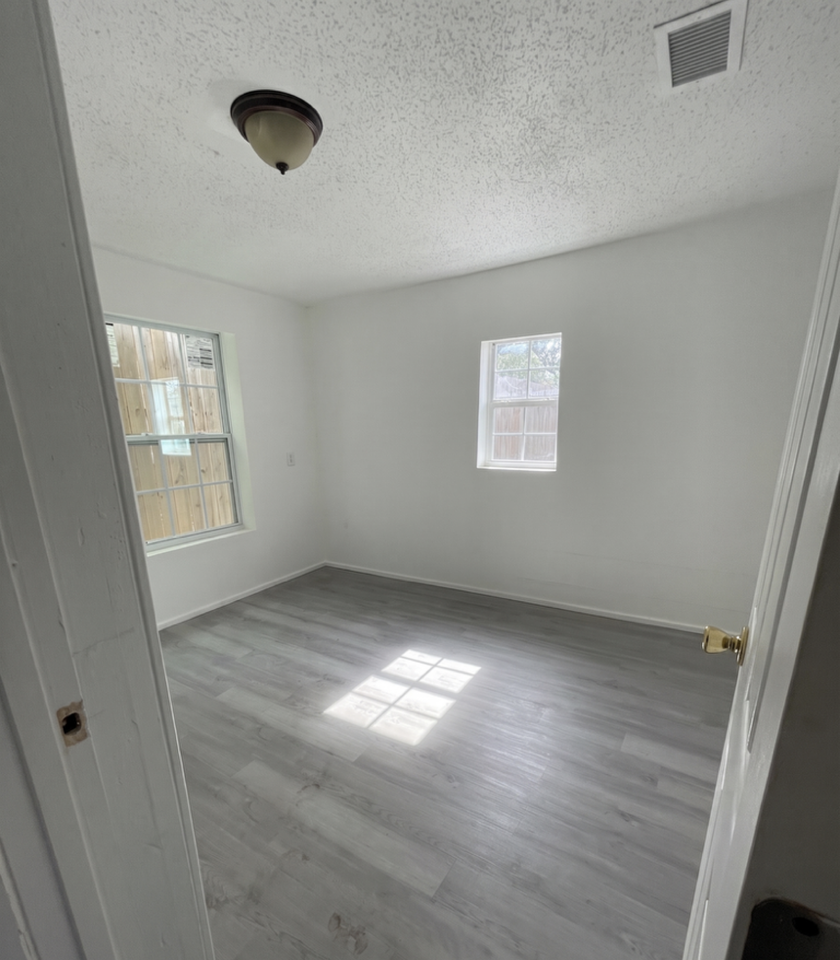 2015 W Yonge St #2015 - Photo 4 of 11
