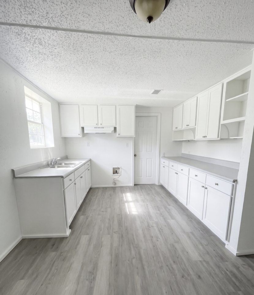 2015 W Yonge St #2015 - Photo 6 of 11