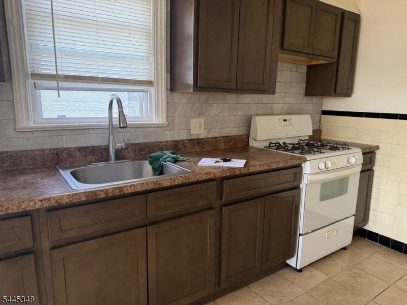 227 Illinois Ave - Photo 5 of 12