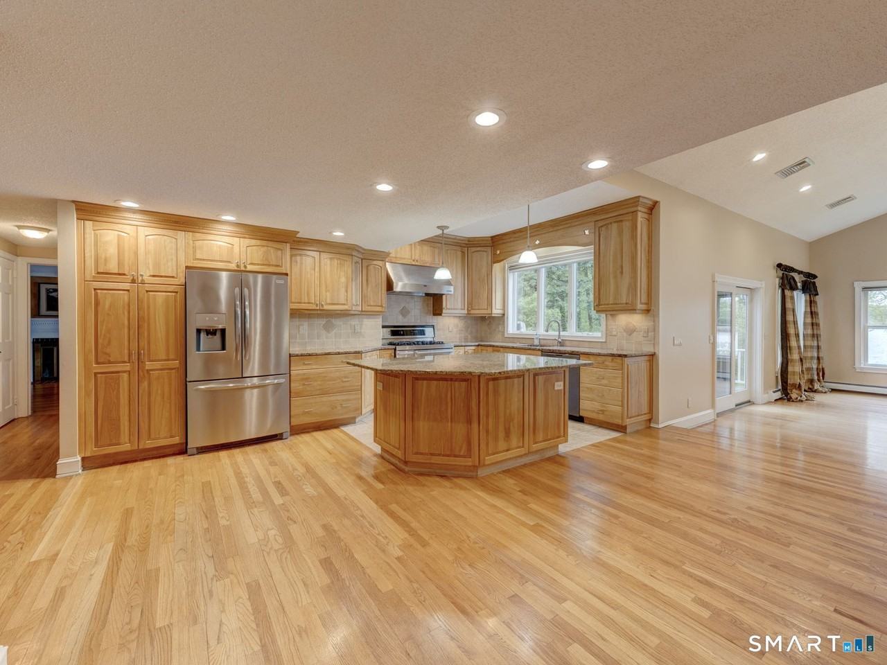 501 Highland St - Photo 4 of 38