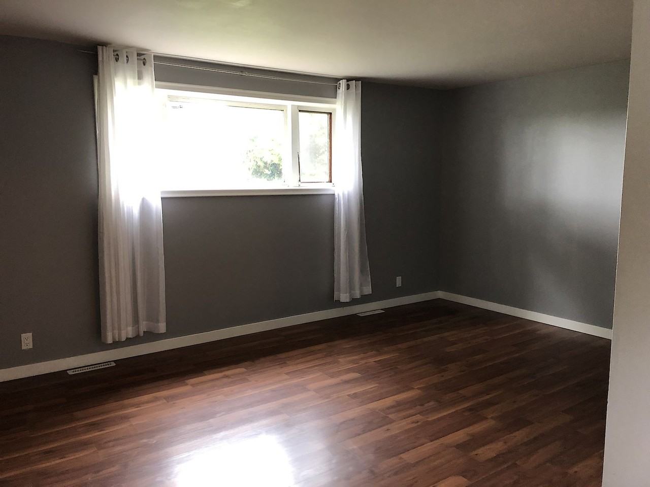 604 Margaret Ave Se - Photo 2 of 16
