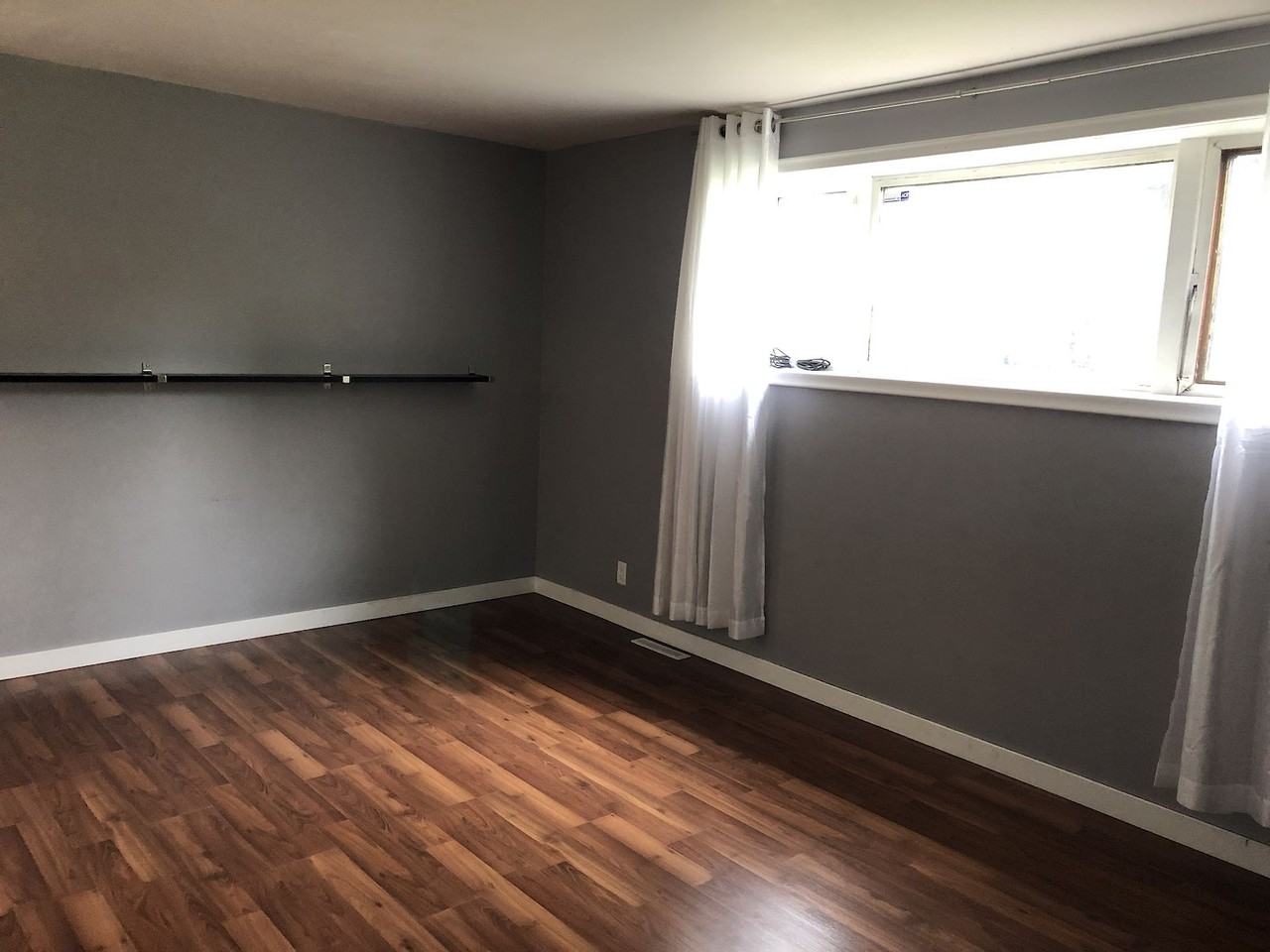 604 Margaret Ave Se - Photo 4 of 16