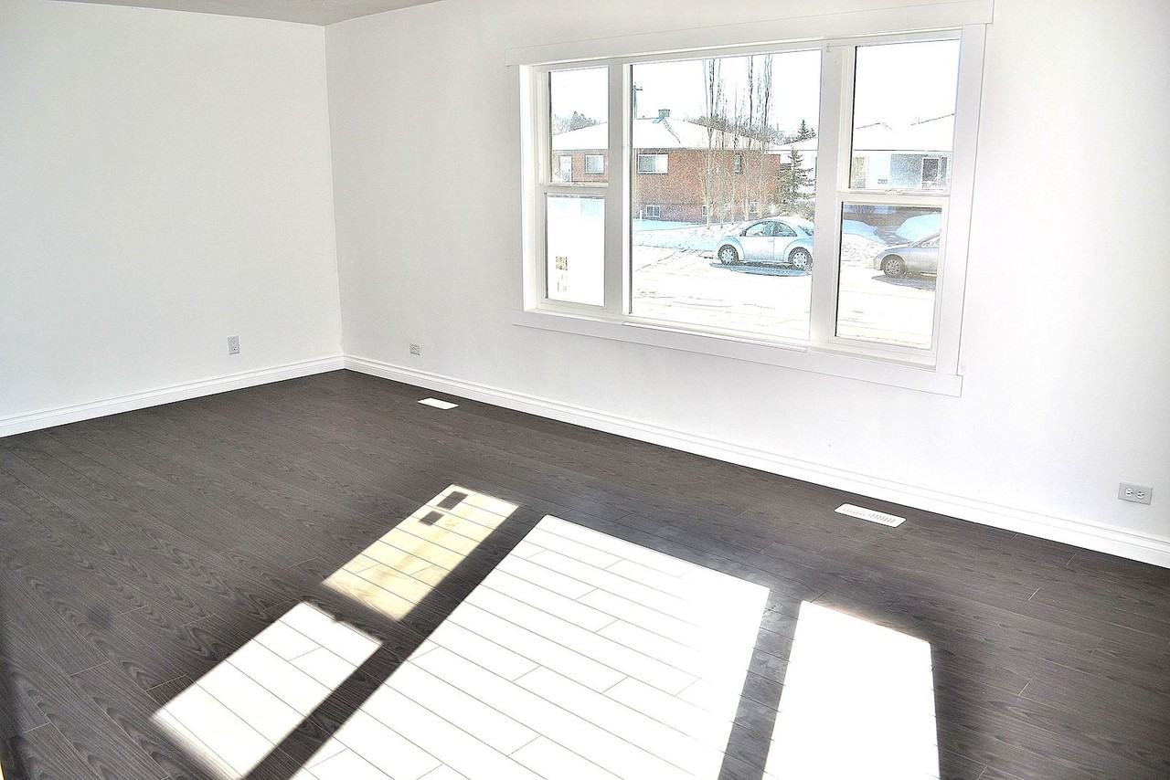 932 15 Ave Ne - Photo 4 of 6