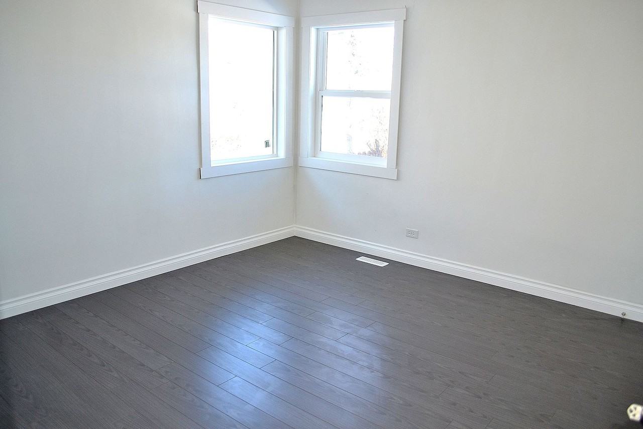 932 15 Ave Ne - Photo 5 of 6