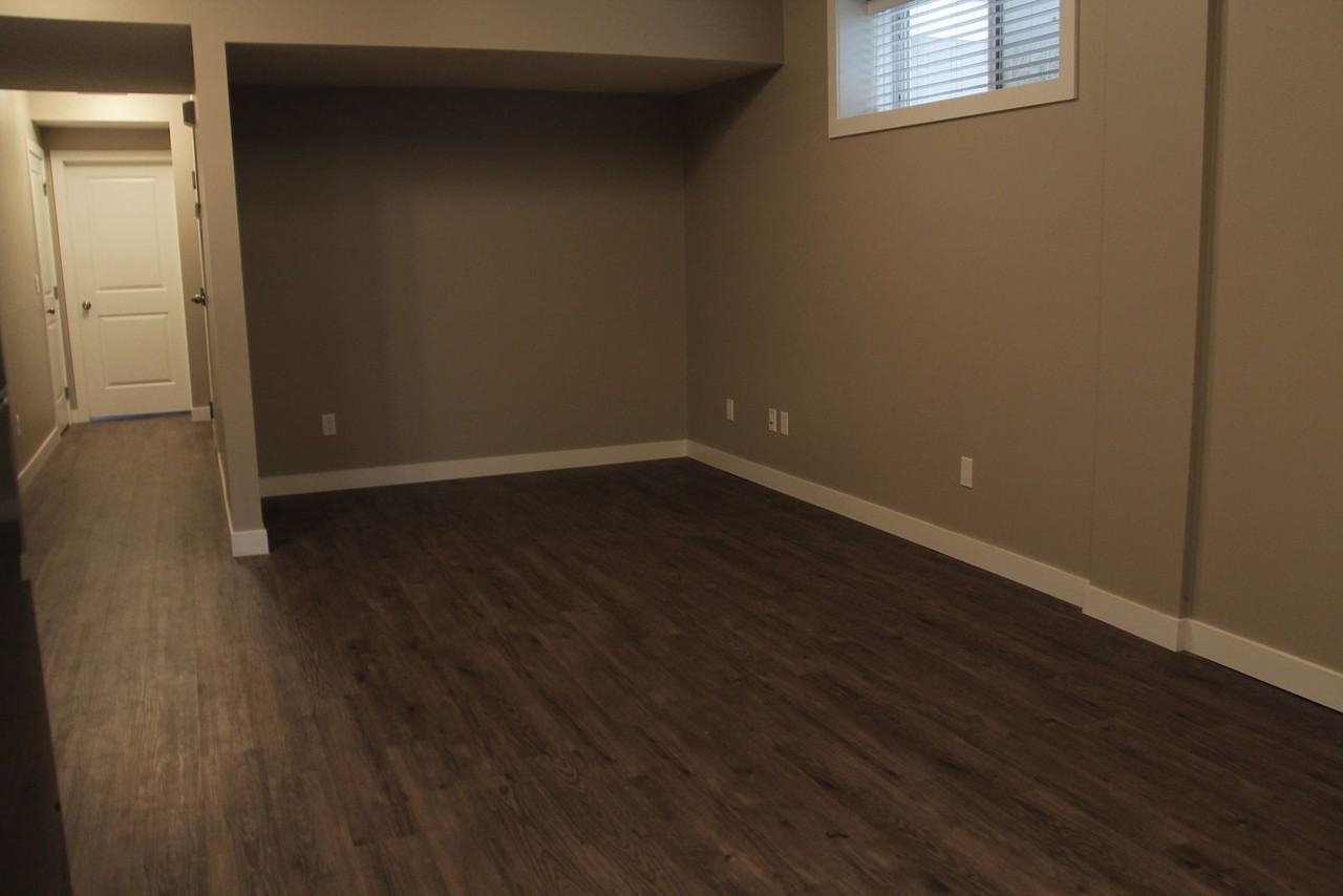 11040 84 Ave Nw - Photo 4 of 11