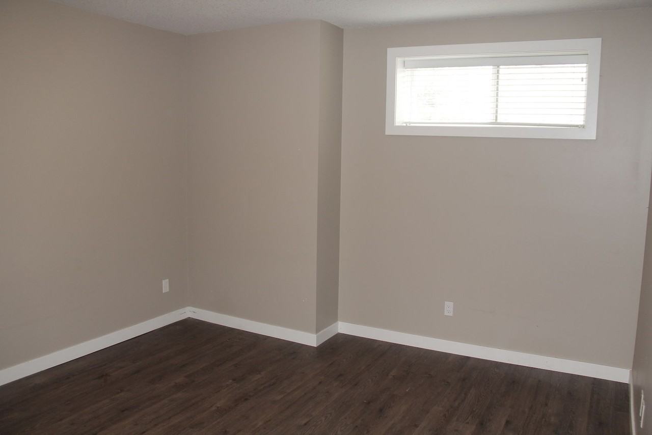 11040 84 Ave Nw - Photo 5 of 11
