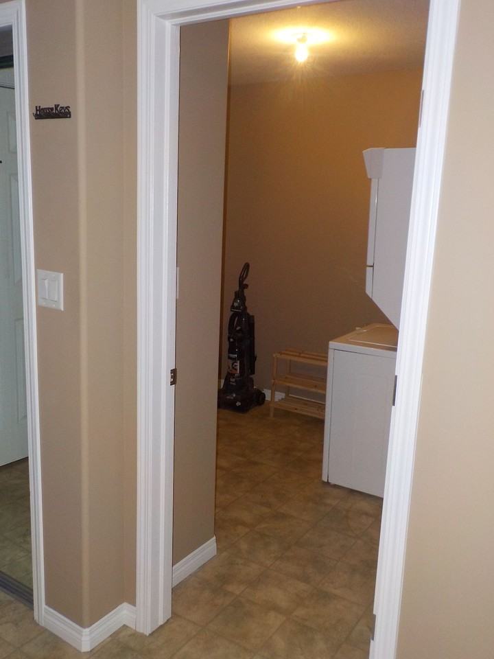 200 Lougheed Dr - Photo 6 of 11