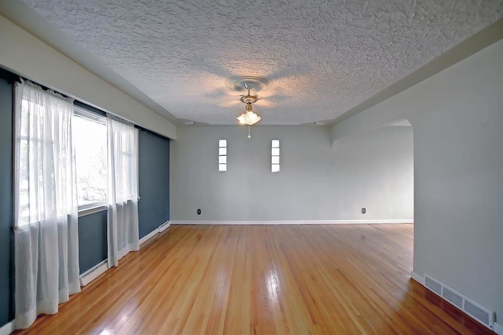 7423 23 St Se - Photo 5 of 27