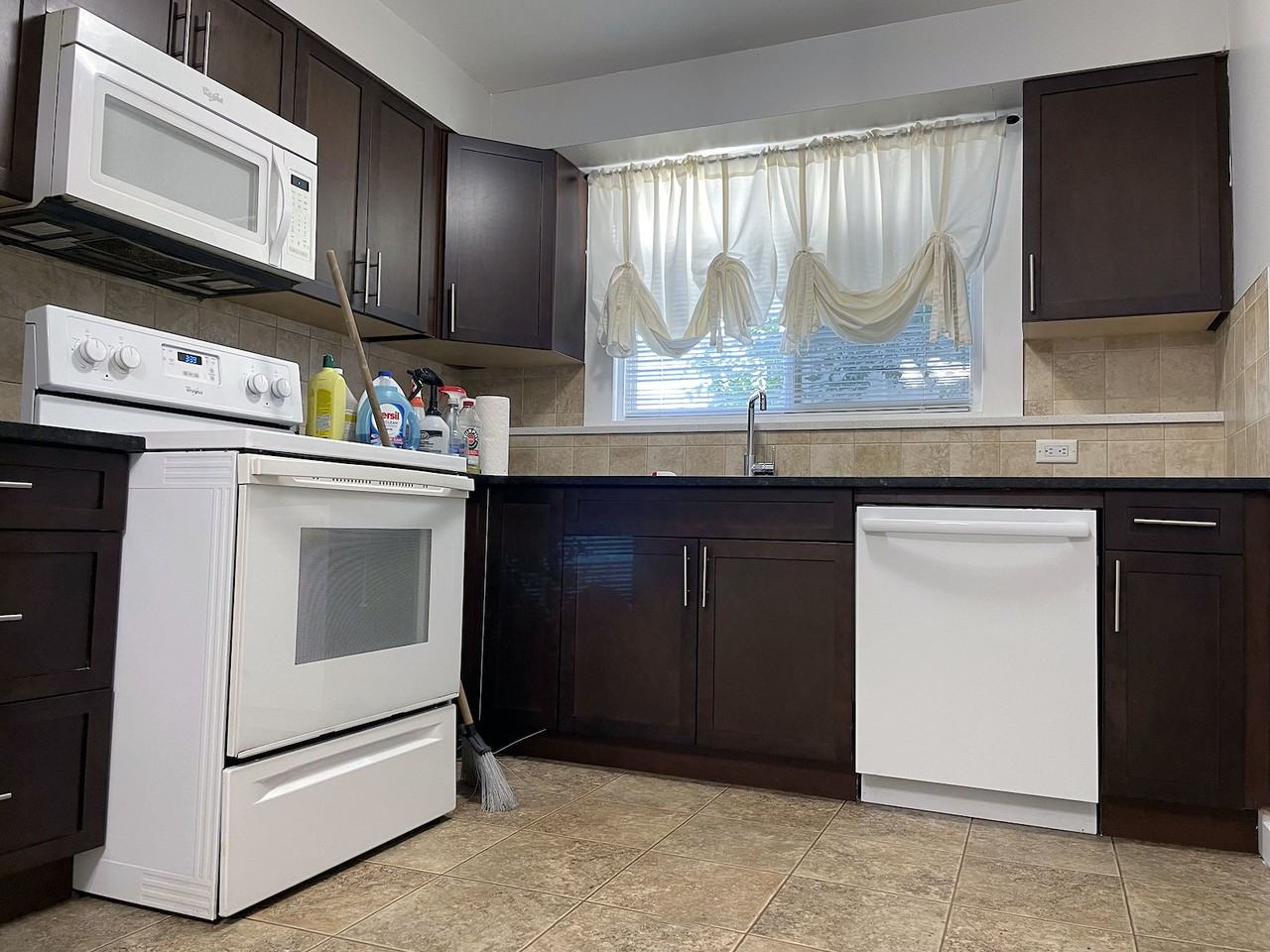 1043 Mckinnon Dr Ne - Photo 4 of 13