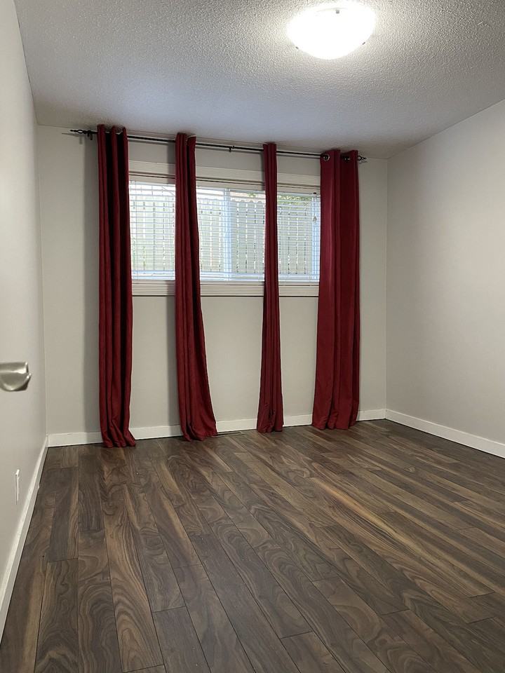 1043 Mckinnon Dr Ne - Photo 5 of 13