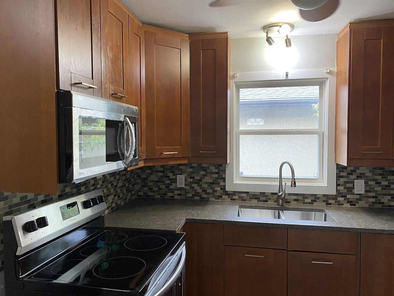11715 139 St Nw - Photo 2 of 19