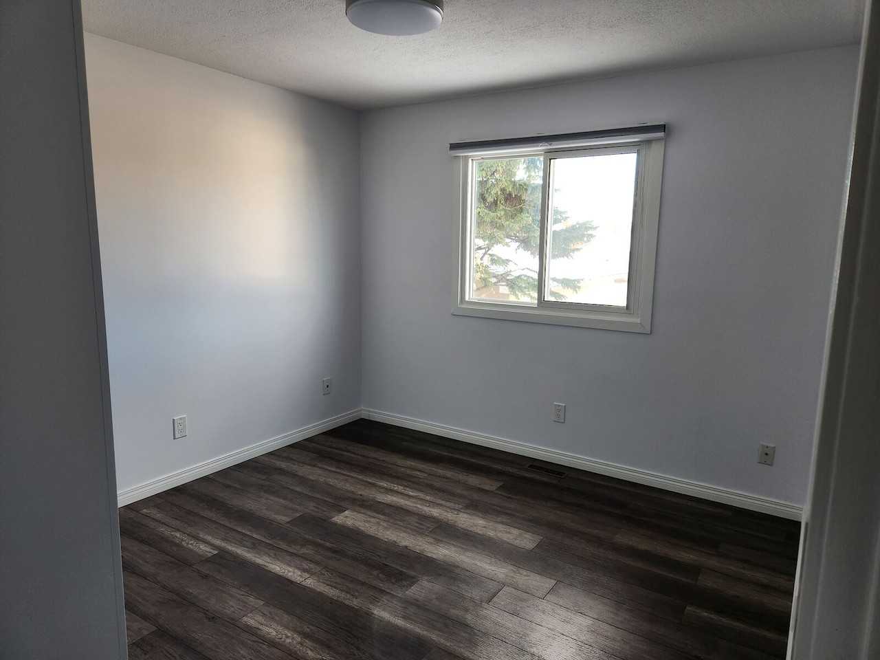10334 154 St Nw - Photo 7 of 11