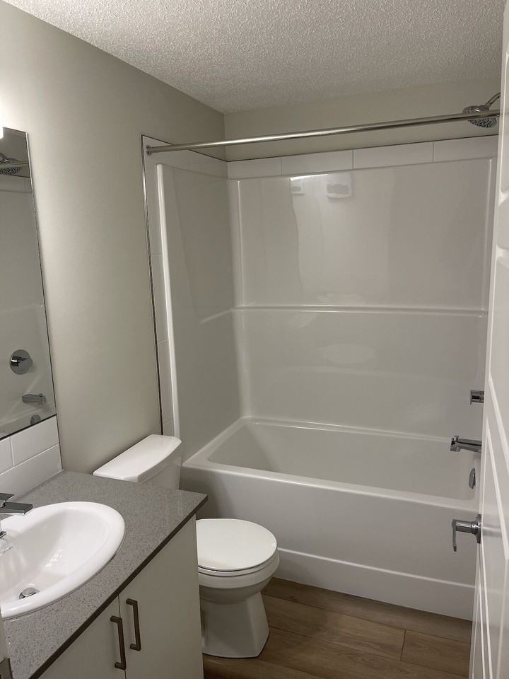 239 Cranbrook Sq Se - Photo 5 of 9