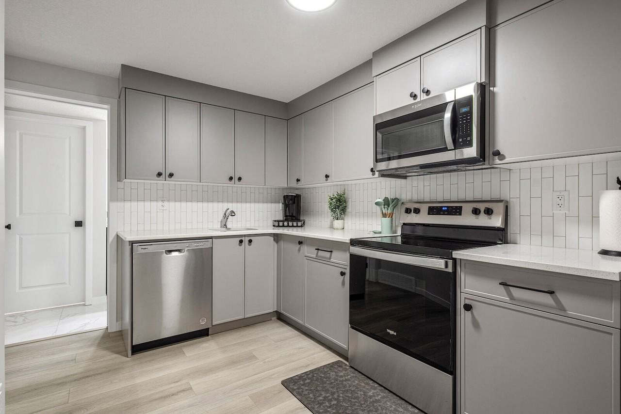 56 Edith Cres Nw - Photo 2 of 35