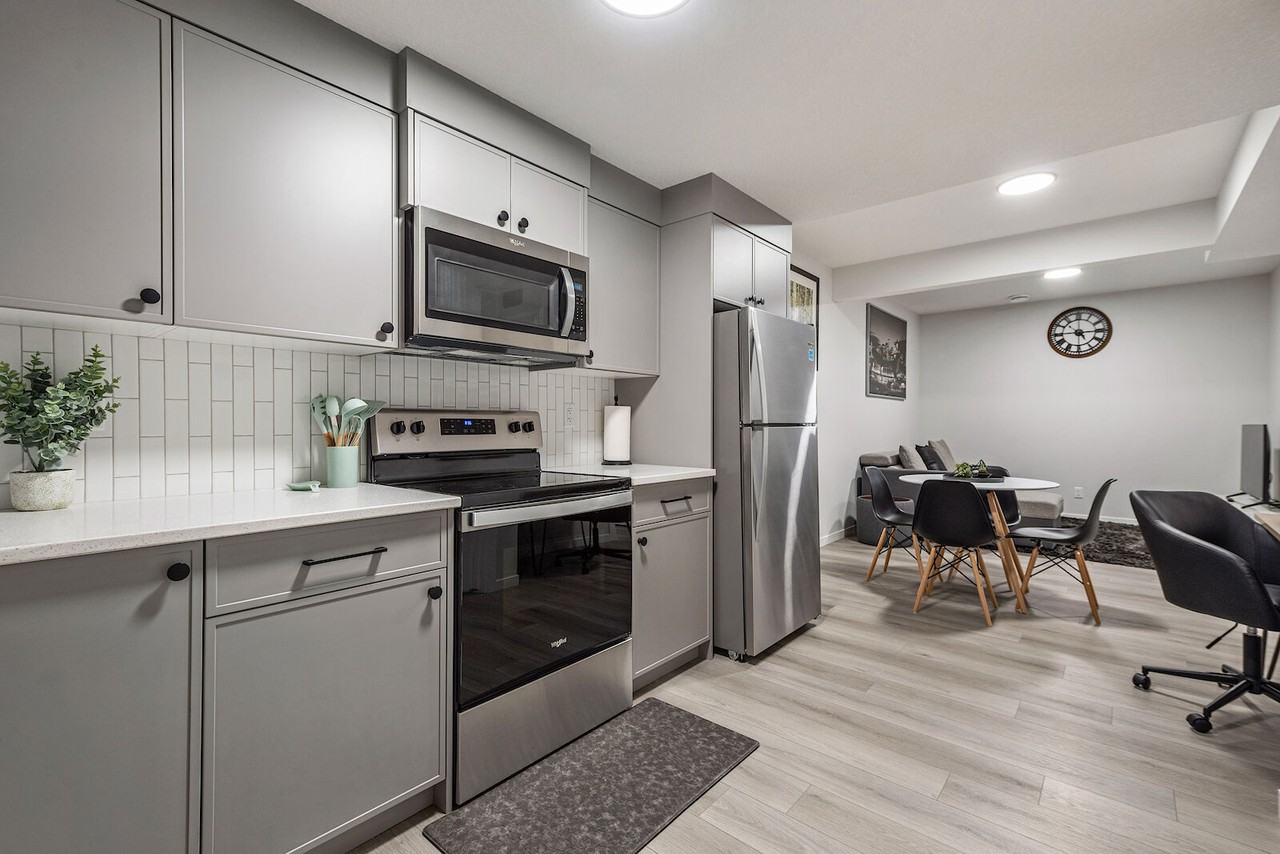 56 Edith Cres Nw - Photo 4 of 35