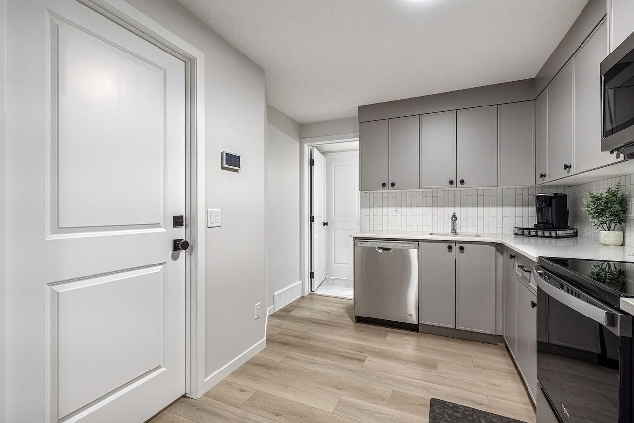 56 Edith Cres Nw - Photo 5 of 35
