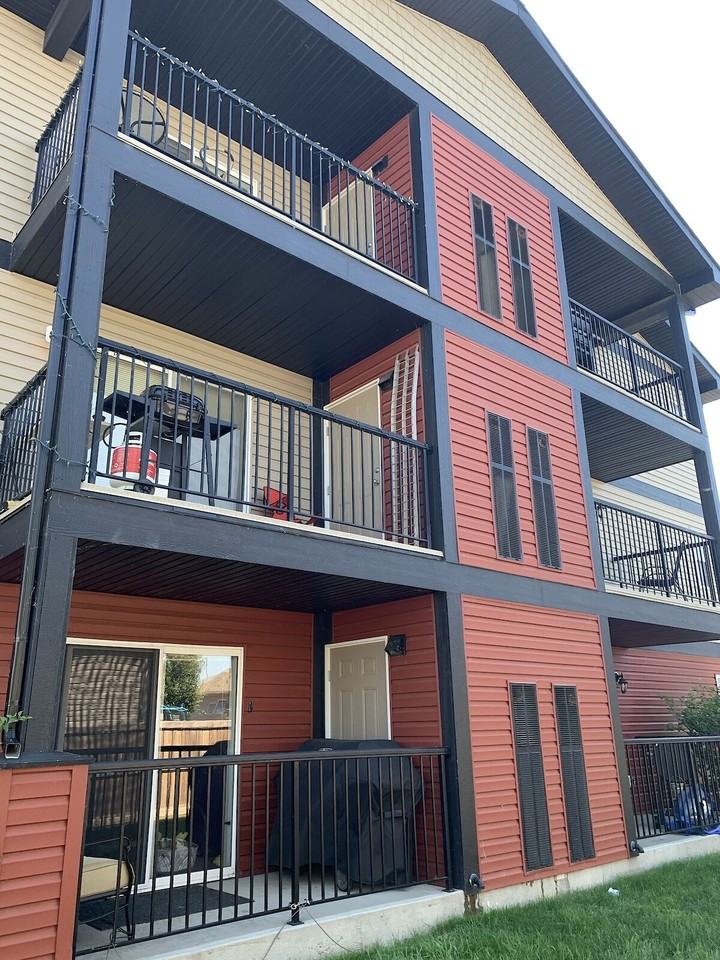 1706 47 Ave - Photo 2 of 13