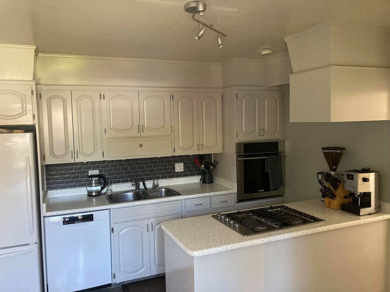 3320 36 Ave Sw - Photo 2 of 42