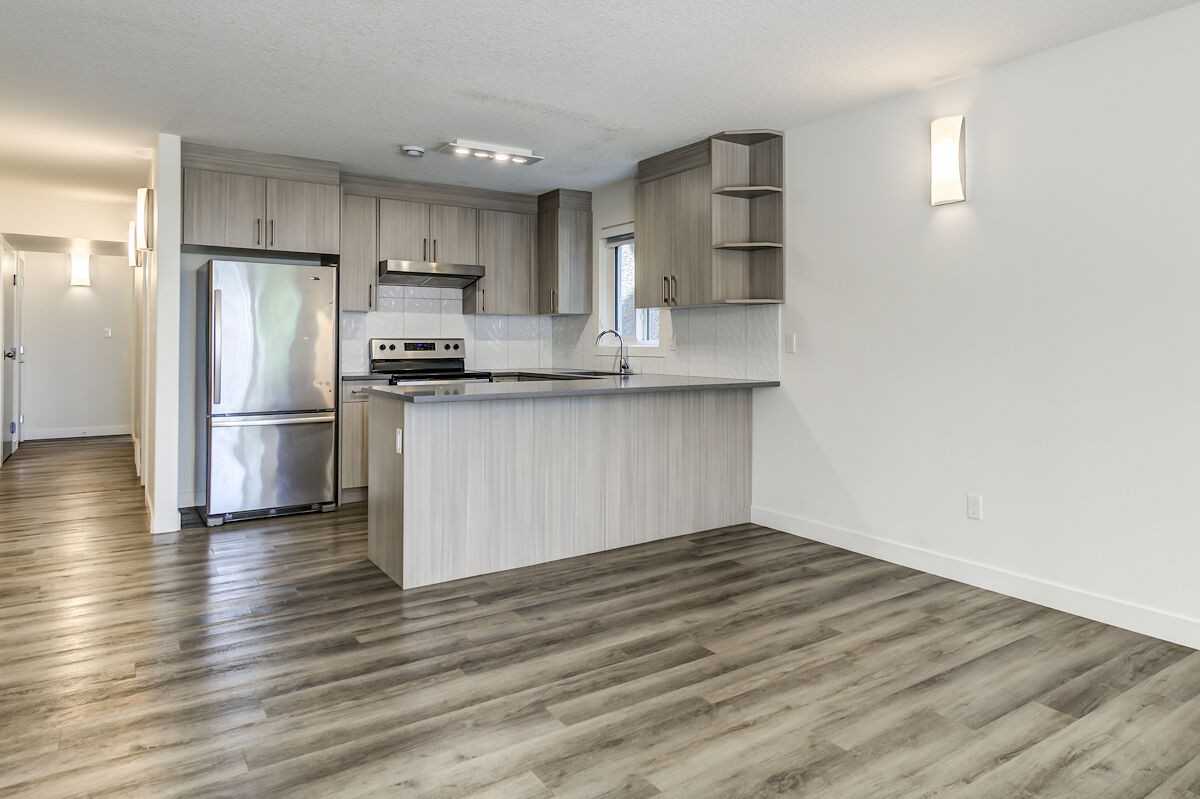 11007 85 Ave Nw - Photo 4 of 33