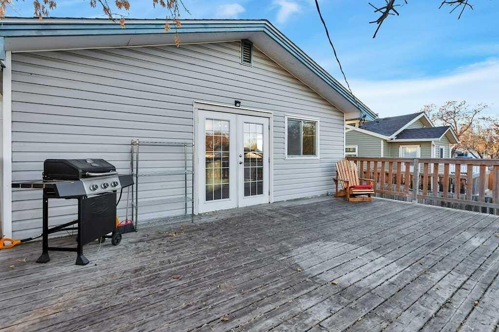 5702 West Park Cres - Photo 2 of 27
