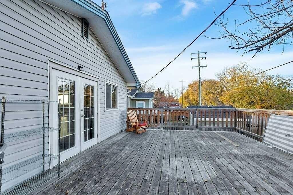 5702 West Park Cres - Photo 4 of 27